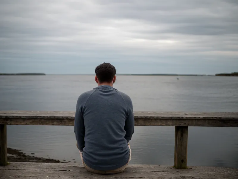 Mains posées calmement sur le volant après une pause de gestion du stress, face à l'océan Atlantique